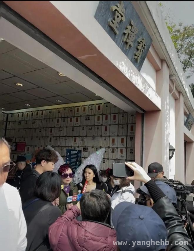 宝福山祭张国荣：陈淑芬坚守，唐鹤德隔空悼念 22 载情未变