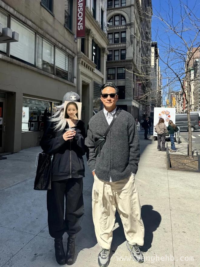 惊！吴彦祖带老婆女儿纽约现身，颜值回春似少年！