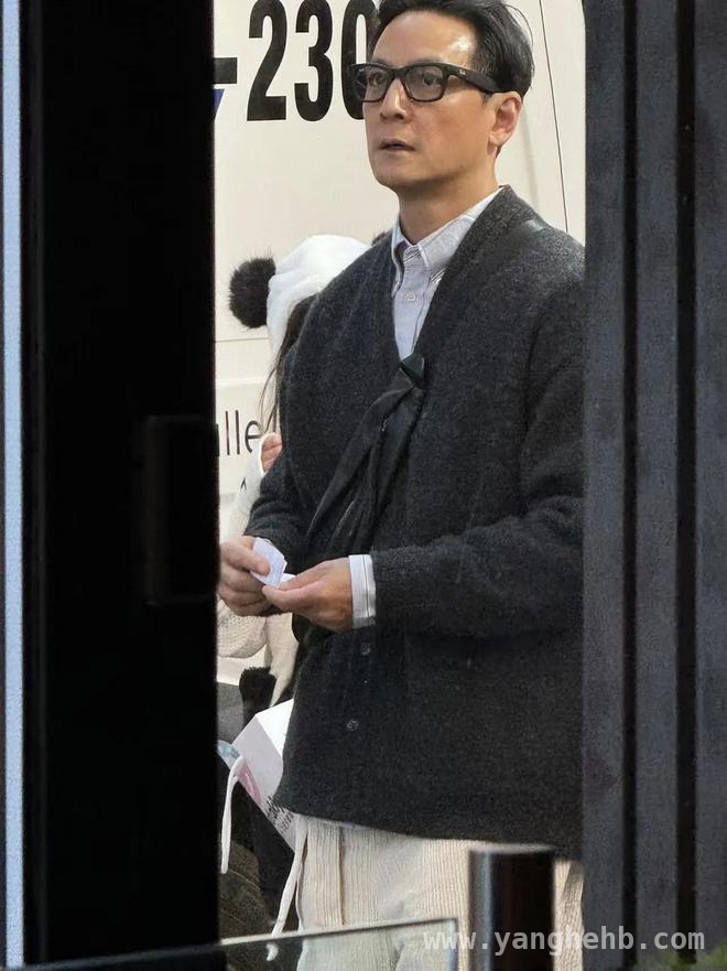 惊！吴彦祖带老婆女儿纽约现身，颜值回春似少年！