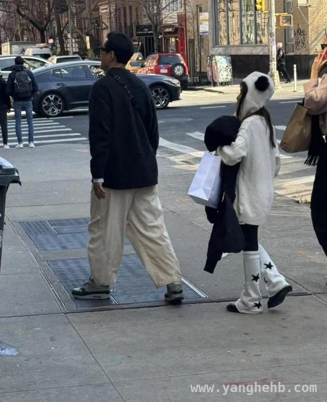 惊！吴彦祖带老婆女儿纽约现身，颜值回春似少年！