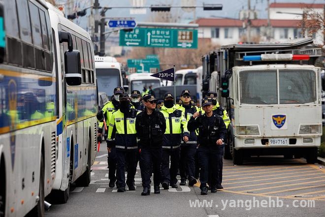 韩国尹锡悦弹劾案宣判前夕，两大阵营对峙警方严阵以待