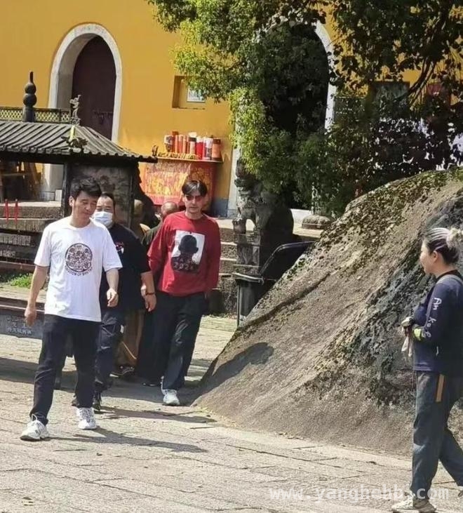 胡歌“二胎”冲上热搜，九华山游玩背后真相几何？