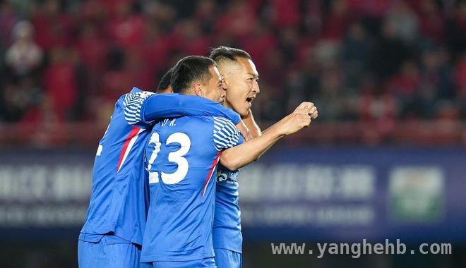 上海申花火力全开，3 - 1逆转云南玉昆登顶联赛！ 上赛季亚军复仇，申花3 - 1逆转升班马领跑联赛！