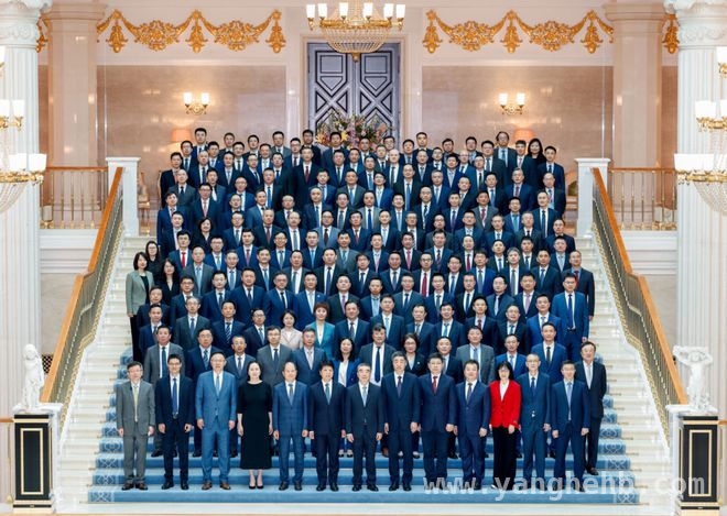 华为2024年度报告发布，终端业务大增，合影站位展现团队凝聚力