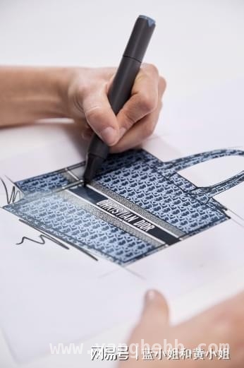迪奥经典手袋系列焕新：DENIM DIOR OBLIQUE提花刺绣的时尚演绎 领略迪奥美学：DENIM DIOR OBLIQUE提花刺绣手袋的独特韵味