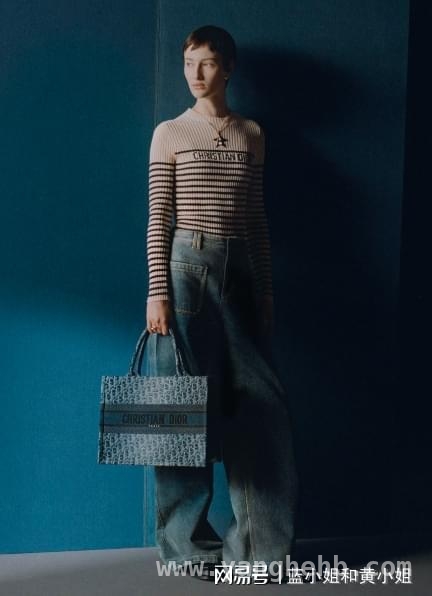 迪奥经典手袋系列焕新：DENIM DIOR OBLIQUE提花刺绣的时尚演绎 领略迪奥美学：DENIM DIOR OBLIQUE提花刺绣手袋的独特韵味