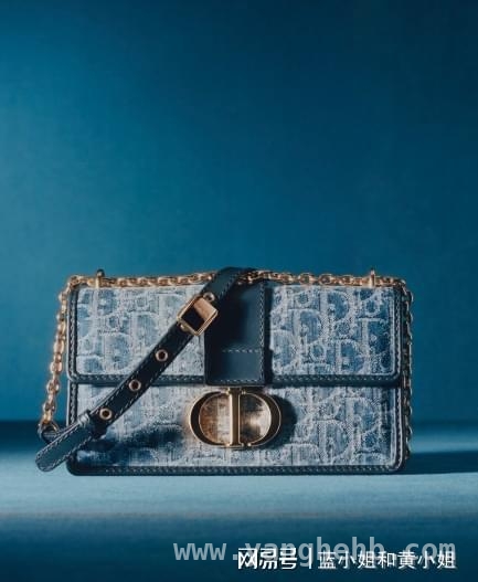 迪奥经典手袋系列焕新：DENIM DIOR OBLIQUE提花刺绣的时尚演绎 领略迪奥美学：DENIM DIOR OBLIQUE提花刺绣手袋的独特韵味