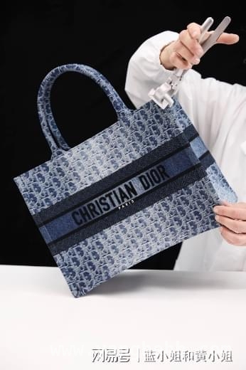 迪奥经典手袋系列焕新：DENIM DIOR OBLIQUE提花刺绣的时尚演绎 领略迪奥美学：DENIM DIOR OBLIQUE提花刺绣手袋的独特韵味