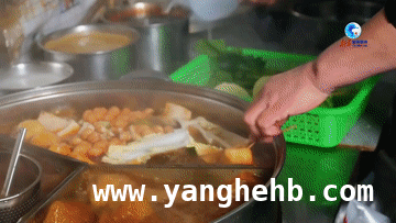 品尝高台面筋，东帝汶留学生爱上河西走廊美食，东帝汶女孩在张掖，被高台面筋“圈粉”！