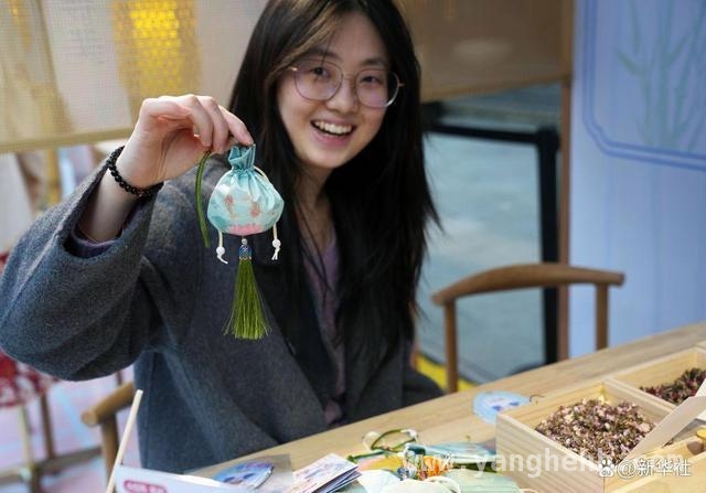 春日消费新风尚：从宠物时装到低空飞行