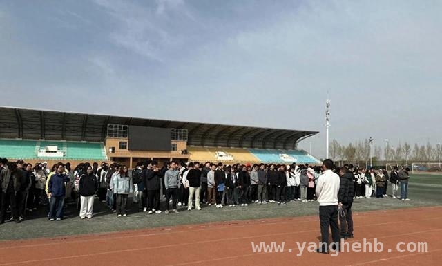 濮阳医专消防演练：为师生安全保驾护航，濮阳医学高等专科学校开展消防演练，500余师生参与应急大考验