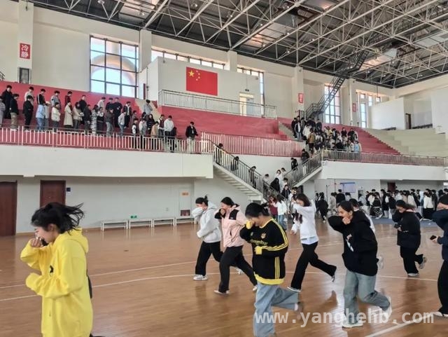濮阳医专消防演练：为师生安全保驾护航，濮阳医学高等专科学校开展消防演练，500余师生参与应急大考验