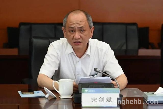 杭州银行行长虞利明突然离职，董事长暂代履职，突发！杭州银行行长突然辞职，背后原因引人猜测