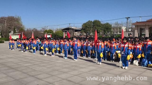 “清明祭英烈”活动在梅东路小学展开，点燃少年爱国热情，安阳市梅东路小学清明祭英烈，传承红色基因
