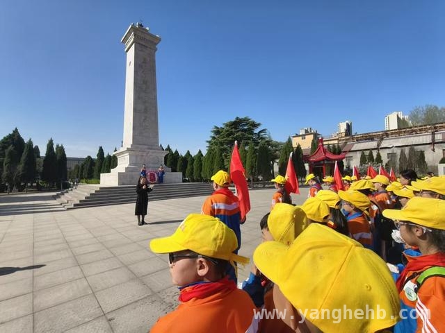 “清明祭英烈”活动在梅东路小学展开，点燃少年爱国热情，安阳市梅东路小学清明祭英烈，传承红色基因