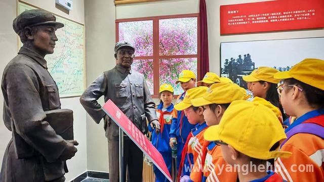 “清明祭英烈”活动在梅东路小学展开，点燃少年爱国热情，安阳市梅东路小学清明祭英烈，传承红色基因