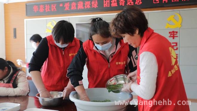 手作青团，东营社区传承千年清明食俗，清明之际，广饶社区包青团活动凝聚邻里情