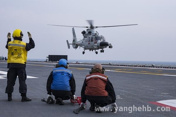 飒爽女兵，在辽宁舰甲板书写壮丽篇章，辽宁舰上巾帼风采：柔肩扛起深蓝重任