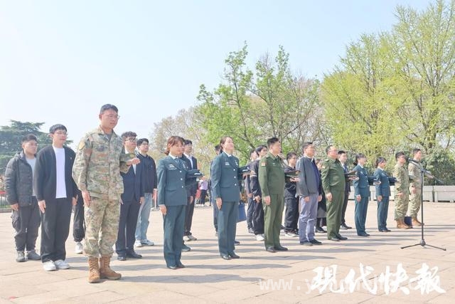 清明雨花台：两代党员缅怀先烈共话信仰传承，雨花台畔：离休七所与南理工学子共铸红色信仰之魂