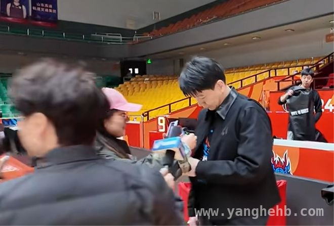 山东季后赛备战：邱彪强调态度，球队需破进攻难题，邱彪点明季后赛关键，山东挑战北控前景几何？