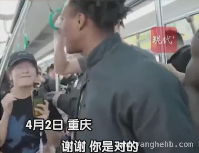 美国00后网红“甲亢哥”中国直播火爆，体验轻轨引热议，千万粉丝网红“甲亢哥”游中国，重庆轻轨上的温暖提醒成焦点