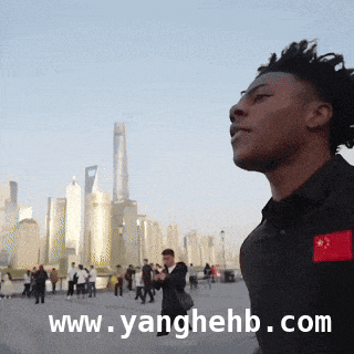 美国00后网红“甲亢哥”中国直播火爆，体验轻轨引热议，千万粉丝网红“甲亢哥”游中国，重庆轻轨上的温暖提醒成焦点