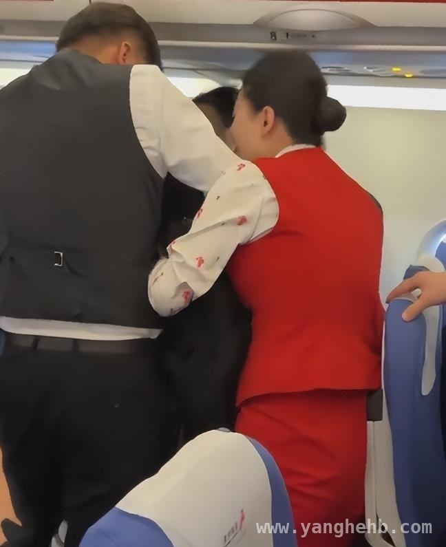 深圳航班两女乘客大打出手，空姐劝架被咬！，飞机上的冲突：两女乘客互殴，空姐遭殃，航班延误
