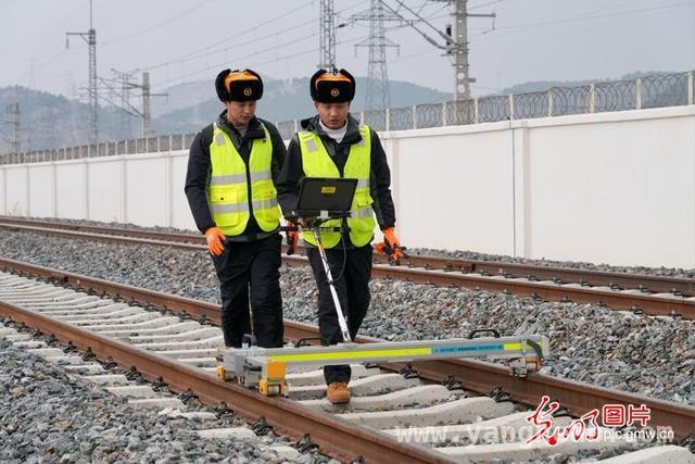 丽香铁路云端守护者：0.1毫米精度铸就交通生命线，揭秘“最美进藏天路”：丽香铁路养护团队的艰辛守护