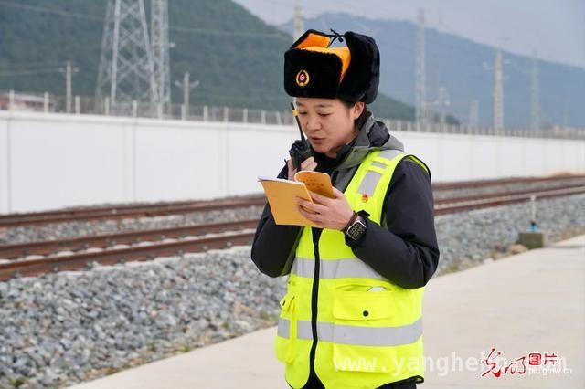 丽香铁路云端守护者：0.1毫米精度铸就交通生命线，揭秘“最美进藏天路”：丽香铁路养护团队的艰辛守护