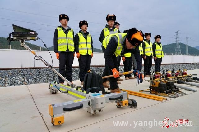 丽香铁路云端守护者：0.1毫米精度铸就交通生命线，揭秘“最美进藏天路”：丽香铁路养护团队的艰辛守护