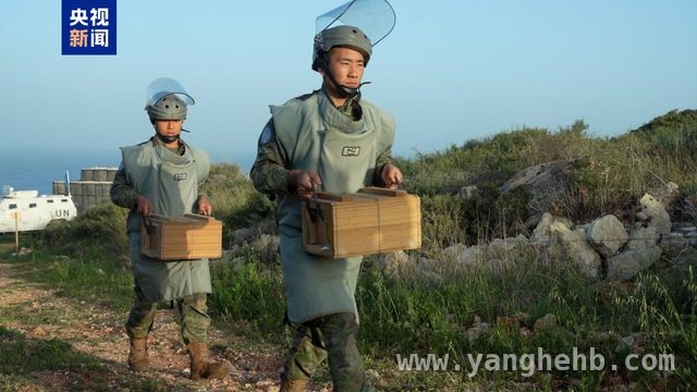 中国赴黎维和排爆小组：为联黎部队营区安全保驾护航，中国赴黎维和部队排爆小组成功销毁过期弹药，助力消除安全隐患