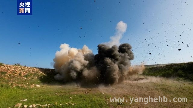 中国赴黎维和排爆小组：为联黎部队营区安全保驾护航，中国赴黎维和部队排爆小组成功销毁过期弹药，助力消除安全隐患