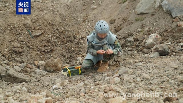 中国赴黎维和排爆小组：为联黎部队营区安全保驾护航，中国赴黎维和部队排爆小组成功销毁过期弹药，助力消除安全隐患