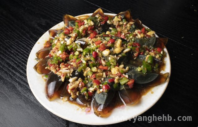 皮蛋中毒事件敲响安全警钟！，吃皮蛋上吐下泻，这些食用要点你知道吗？