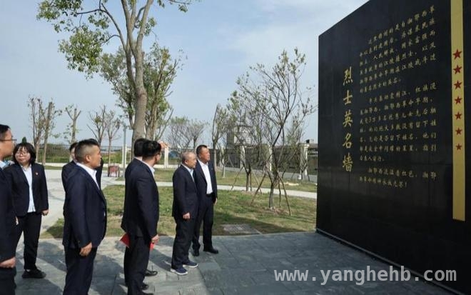 江陵烟草党员清明祭英烈，传承红色精神 春风清明，江陵烟草党员缅怀先烈践使命