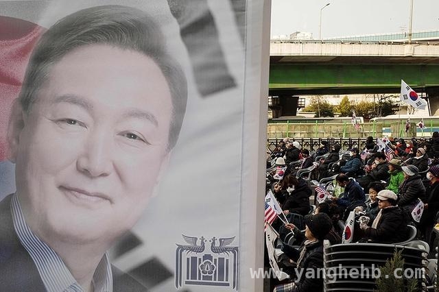 继朴槿惠后，尹锡悦成又一被弹劾下台的韩国总统，尹锡悦严重违法，韩国宪法法院宣判其被罢免