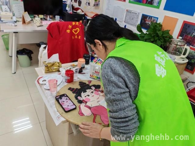 四团镇海港新苑青年引领“无废”新风尚，旧物焕新助力环保，海港新苑青年：用创意与行动，让“无废”理念落地开花