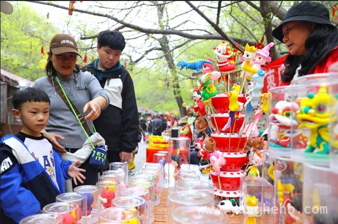 千年青檀寺古会，清明时节焕新彩，青檀寺古会：古韵与新潮交织的清明之约