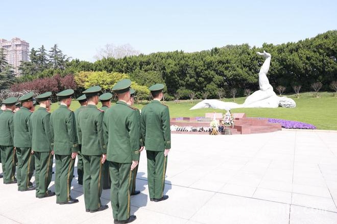 中国海警局直属一局某部清明祭英烈，汲取奋进力量，清明节前夕，海警执法员龙华陵园缅怀先烈传承精神