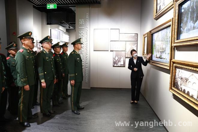 中国海警局直属一局某部清明祭英烈，汲取奋进力量，清明节前夕，海警执法员龙华陵园缅怀先烈传承精神