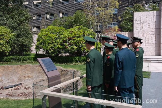 中国海警局直属一局某部清明祭英烈，汲取奋进力量，清明节前夕，海警执法员龙华陵园缅怀先烈传承精神