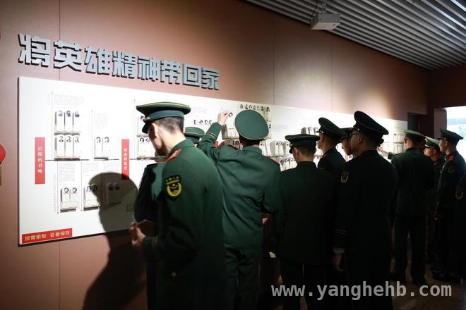 中国海警局直属一局某部清明祭英烈，汲取奋进力量，清明节前夕，海警执法员龙华陵园缅怀先烈传承精神