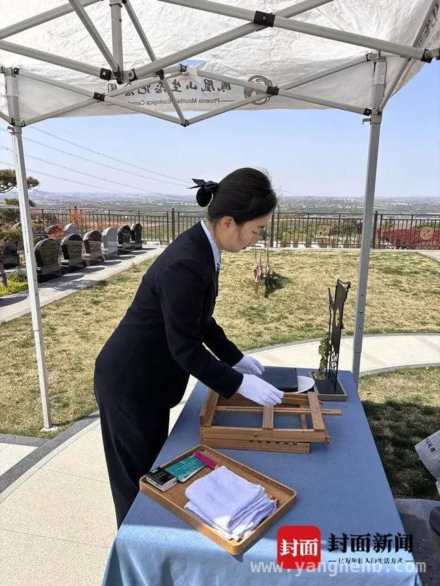 打破传统！00后女孩投身陵园工作，开启独特职业之旅 00后“代亲祭扫员”：在陵园中找到被需要的感觉