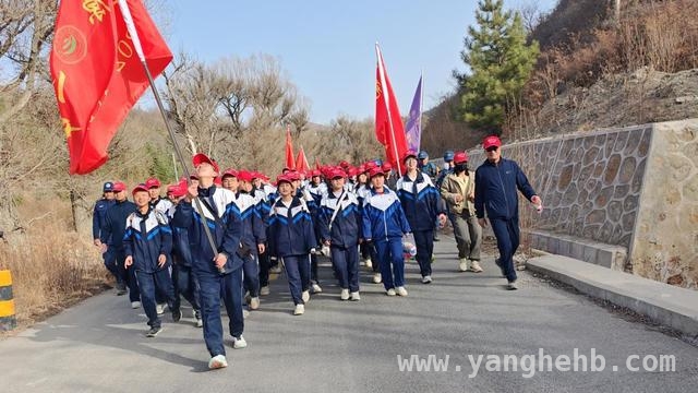 任山河烈士陵园前，“行走思政课”续写三十年传奇，“行走思政课”：学生在征程中接受革命精神洗礼
