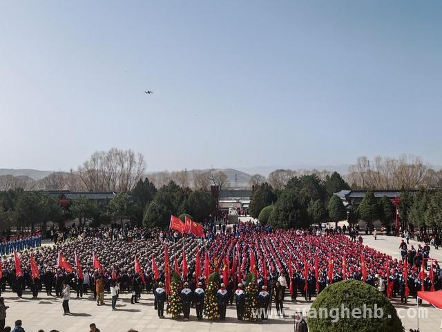 任山河烈士陵园前，“行走思政课”续写三十年传奇，“行走思政课”：学生在征程中接受革命精神洗礼