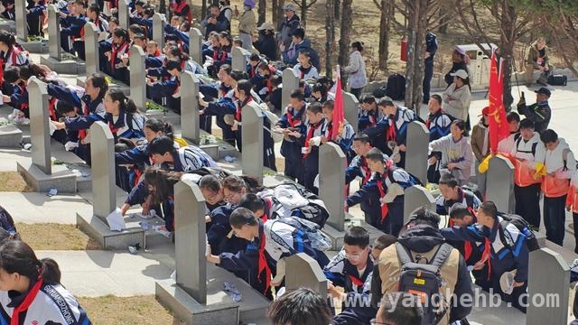 任山河烈士陵园前，“行走思政课”续写三十年传奇，“行走思政课”：学生在征程中接受革命精神洗礼