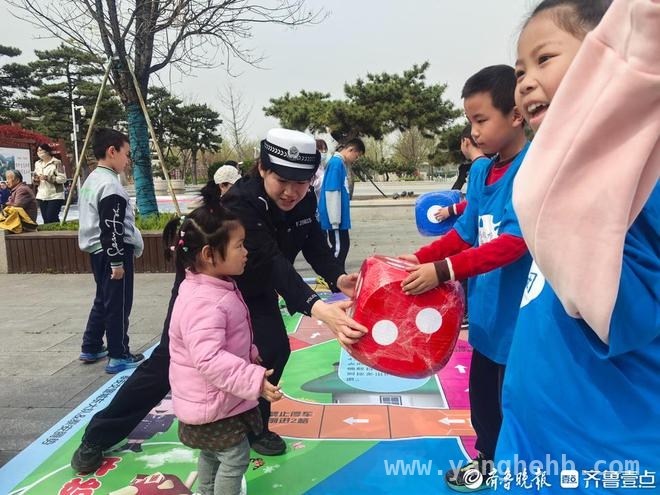 泰安交警城东大队清明活动：用趣味方式提升小朋友安全意识